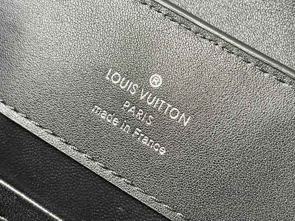 CAPUCINES EAST-WEST 30 IN PELLE DI MONTONE NERA CON CRISTALLI E FERRAMENTA IN ARGENTO