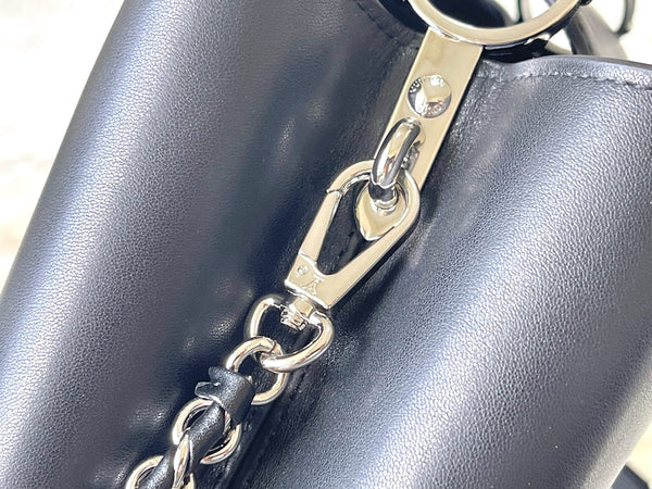 CAPUCINES EAST-WEST 30 IN PELLE DI MONTONE NERA CON CRISTALLI E FERRAMENTA IN ARGENTO