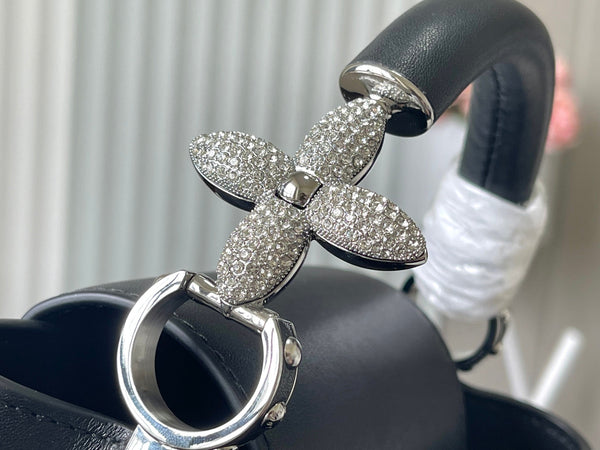 CAPUCINES EAST-WEST MINI 22 IN PELLE DI MONTONE NERA CON CRISTALLI E FERRAMENTA IN ARGENTO