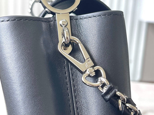 CAPUCINES EAST-WEST MINI 22 IN PELLE DI MONTONE NERA CON CRISTALLI E FERRAMENTA IN ARGENTO