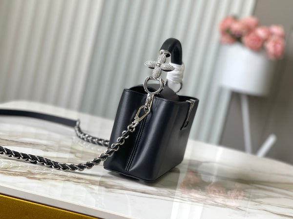 CAPUCINES EAST-WEST MINI 22 IN PELLE DI MONTONE NERA CON CRISTALLI E FERRAMENTA IN ARGENTO