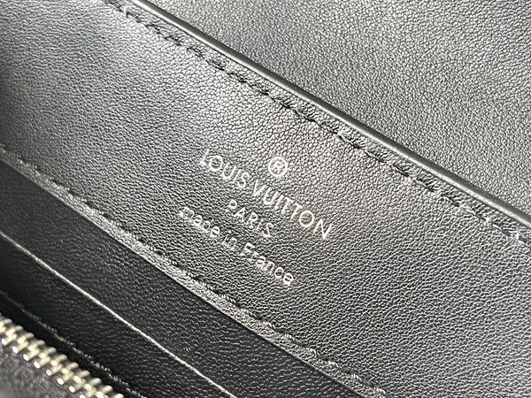 CAPUCINES EAST-WEST MINI 22 IN PELLE DI MONTONE NERA CON CRISTALLI E FERRAMENTA IN ARGENTO