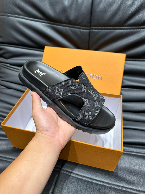 LV OASIS MULE IN BLACK MONOGRAM JACQUARD