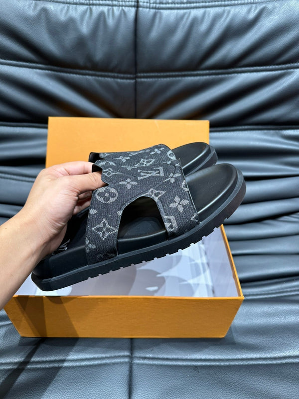 LV OASIS MULE IN BLACK MONOGRAM JACQUARD