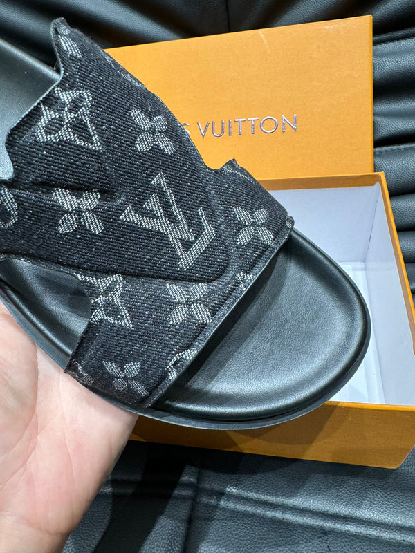 LV OASIS MULE IN BLACK MONOGRAM JACQUARD