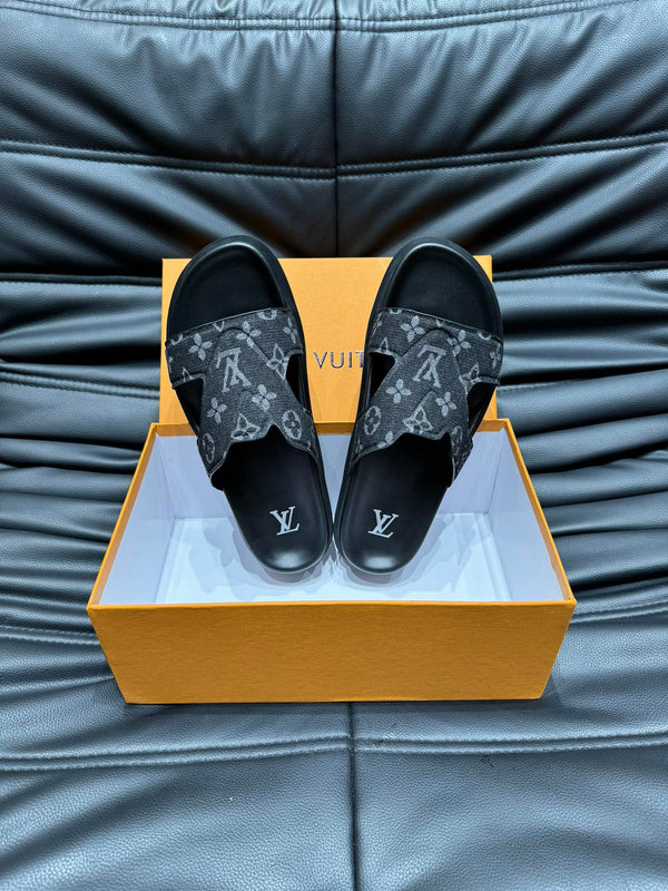 LV OASIS MULE IN BLACK MONOGRAM JACQUARD