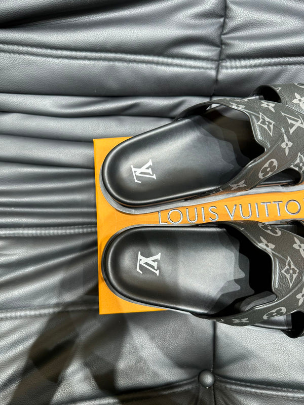 LV OASIS MULE IN BLACK MONOGRAM CALFSKIN