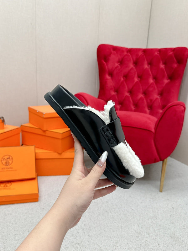 HM Go Mule Black White Cowhide Lined With Wool Fleece 476589