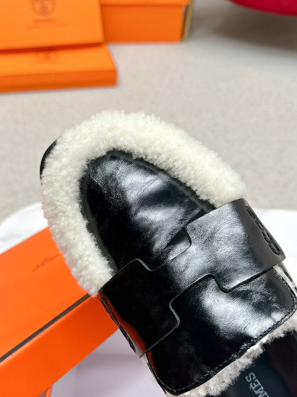 HM Go Mule Black White Cowhide Lined With Wool Fleece 476589