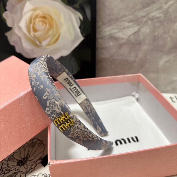 HEADBAND WITH GARNITURE PRINT IN LAVENDER GRAY SILK 432824