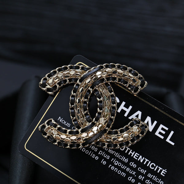 DOUBLE C BROOCH IN GOLD METAL WITH BLACK LEATHER THREADED CHAIN