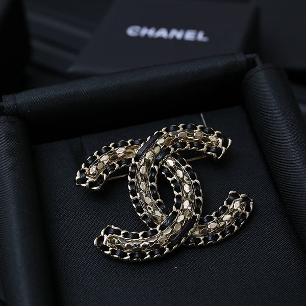 DOUBLE C BROOCH IN GOLD METAL WITH BLACK LEATHER THREADED CHAIN
