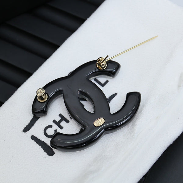 DOUBLE C BROOCH IN HAND-PAINTED ACRYLIC RESIN WITH COLORFUL STONE DESIGN