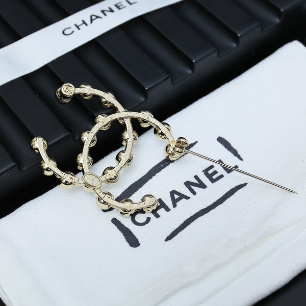 DOUBLE C LETTER BROOCH IN GOLD METAL WITH CRYSTALS AROUND LOGO