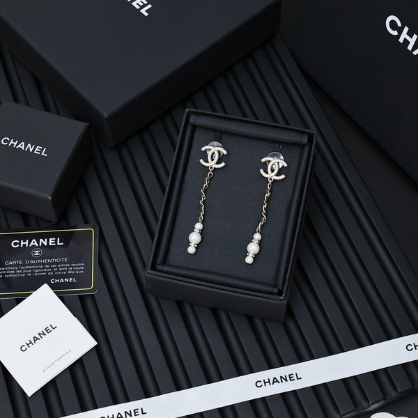 DOUBLE C CHAIN DETAIL EARRINGS IN GOLD METAL WITH LAMBSKIN TASSEL PEARL AND CRYSTAL LOGO