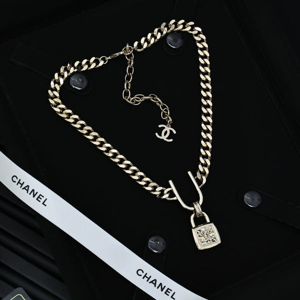 PADLOCK NECKLACE WITH DOUBLE C LOGO IN GOLD METAL