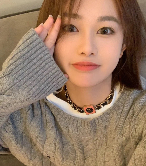 CHAIN CHOKER IN GOLD-PLATED METAL WITH  LEATHER THROUGH LINKS