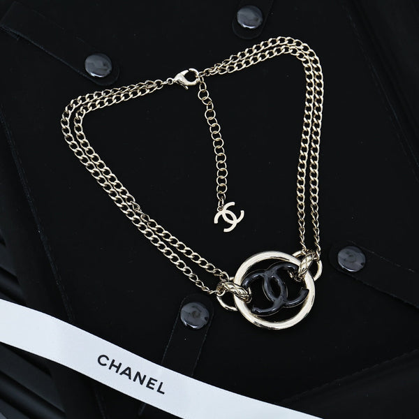 CHAIN CHOKER IN GOLD-PLATED METAL WITH ENAMEL COLORS AND ROUND LOGO PENDANT