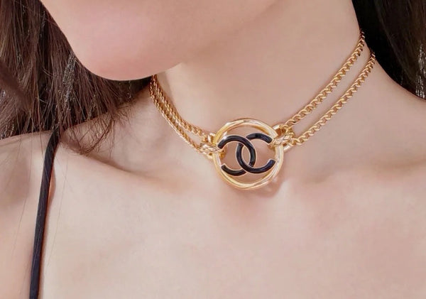 CHAIN CHOKER IN GOLD-PLATED METAL WITH ENAMEL COLORS AND ROUND LOGO PENDANT