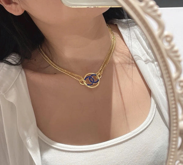 CHAIN CHOKER IN GOLD-PLATED METAL WITH ENAMEL COLORS AND ROUND LOGO PENDANT