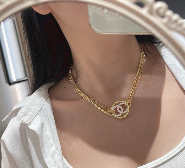 CHAIN CHOKER IN GOLD-PLATED METAL WITH ENAMEL COLORS AND ROUND LOGO PENDANT