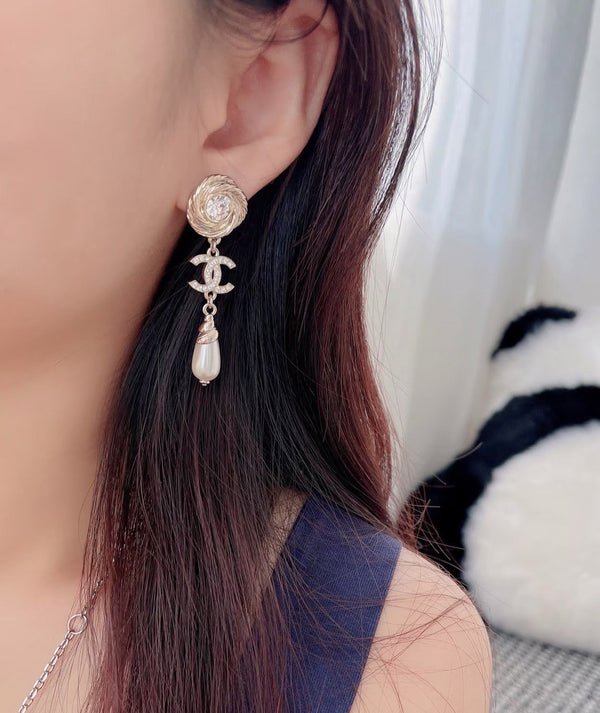 25S TWISTED RIBBED DOUBLE C IN GOLD METAL LONG PEARL PENDANT EARRINGS