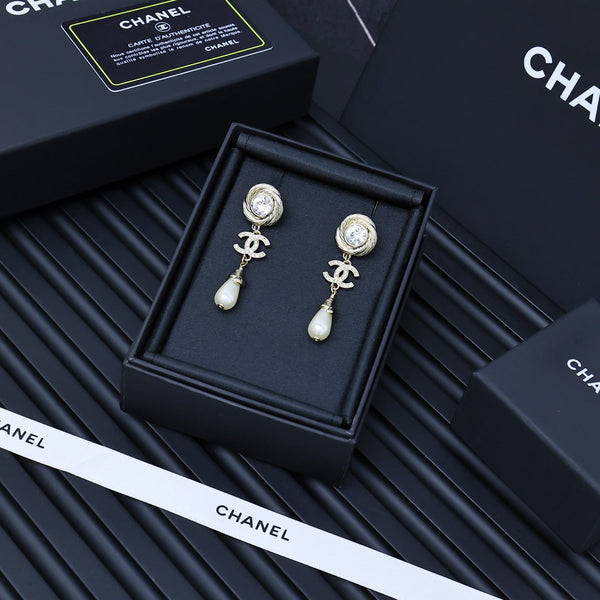 25S TWISTED RIBBED DOUBLE C IN GOLD METAL LONG PEARL PENDANT EARRINGS