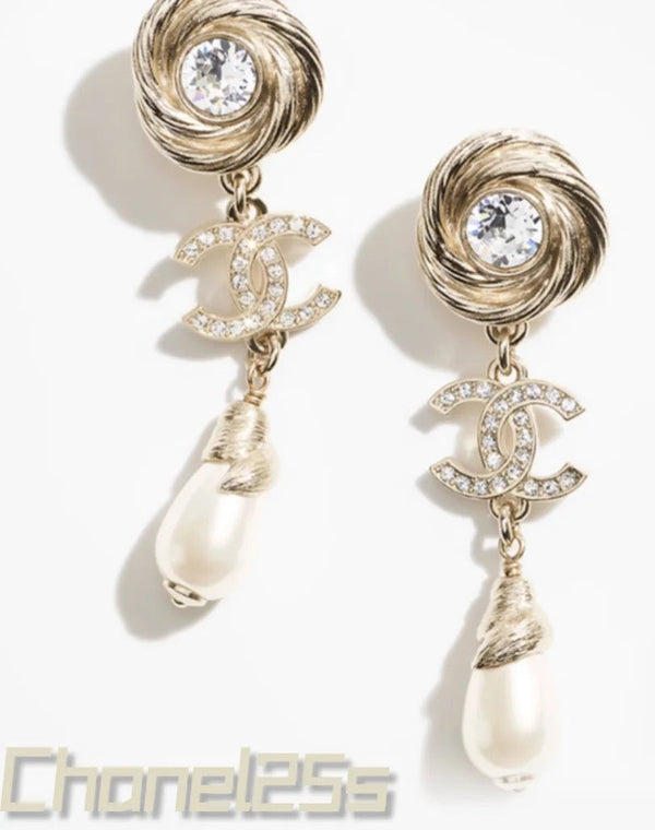 25S TWISTED RIBBED DOUBLE C IN GOLD METAL LONG PEARL PENDANT EARRINGS