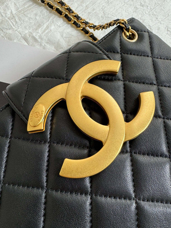 Borsa shopping piccola 24 cc 21 cm in pelle di agnello nera con finiture dorate