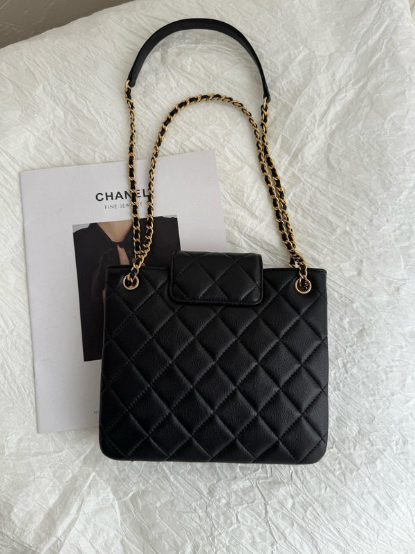 Borsa shopping piccola 24 cc 21 cm in pelle di agnello nera con finiture dorate