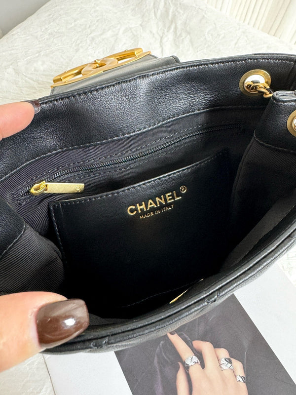 Borsa shopping piccola 24 cc 21 cm in pelle di agnello nera con finiture dorate