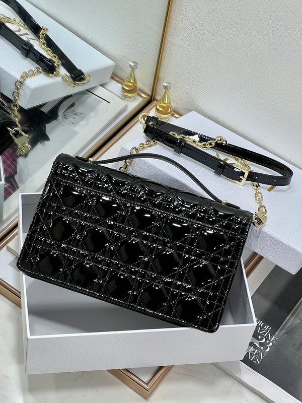 MY CD 24 BORSA CON MANICO SUPERIORE IN PELLE DI AGNELLO VERNICIATA NERA