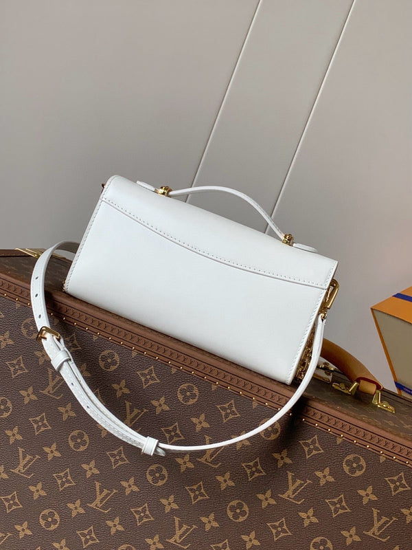 Wallet On Chain Capucines handbag White Cowhide 250408