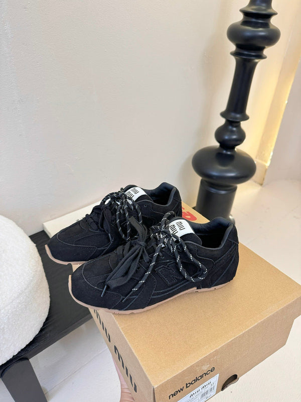 Sneaker Miu x NB in pelle scamosciata nera 235809
