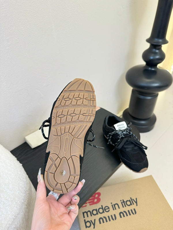 Sneaker Miu x NB in pelle scamosciata nera 235809