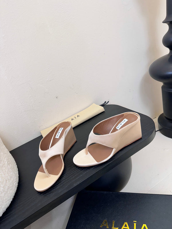 Alaia 25 Cube Thong Mules Nude Satin Sheepskin 297037