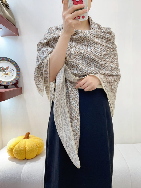 FF PONCHO 140 CM SCRAF IN BEIGE MONOGRAM SILK CASHMERE