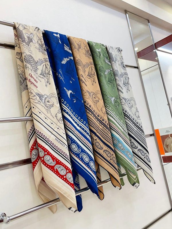 Scialle bandana Marine Tattoos 135 cm in cashmere e seta beige scuro colorato 252314