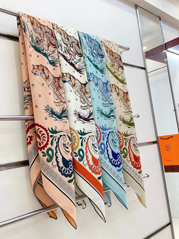 Sciarpa Cheetahs Bandana Double Face 140 CM In Mix Bianco Beige Colorato Cashmere E Seta 334192