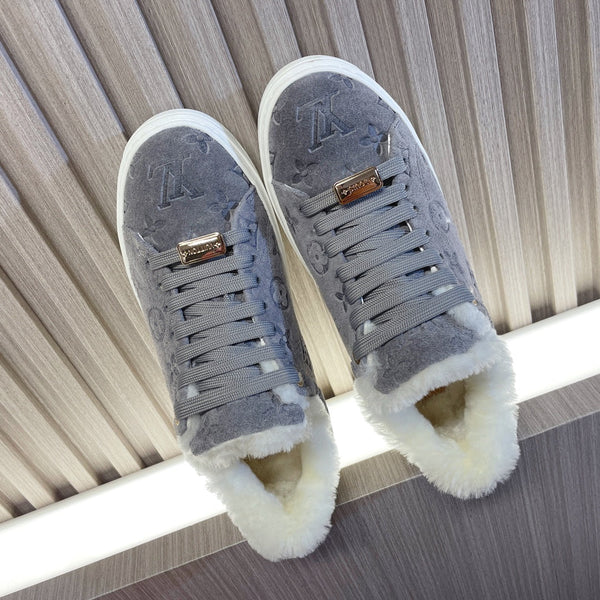 Sneaker LV Time Out 40mm in pelle scamosciata monogrammata grigia