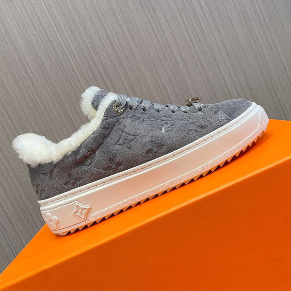 Sneaker LV Time Out 40mm in pelle scamosciata monogrammata grigia