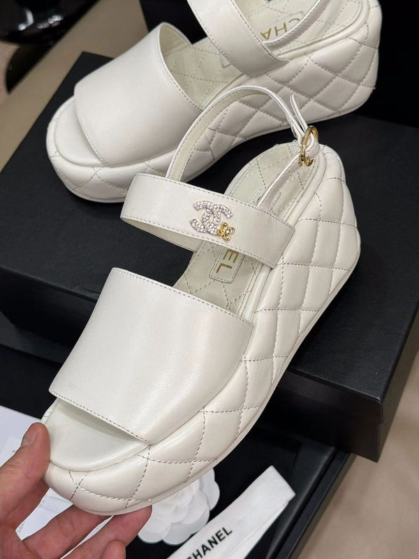 CC HIGH WEDGE SANDALS IN WHITE LAMBSKIN