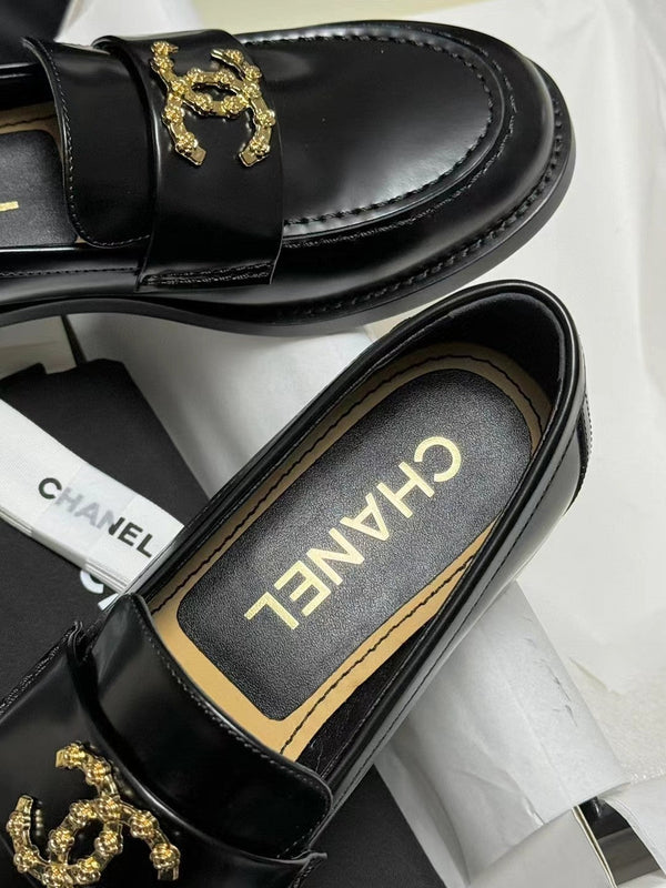 CC LOAFER BLACK CALFSKIN WITH META LOGO