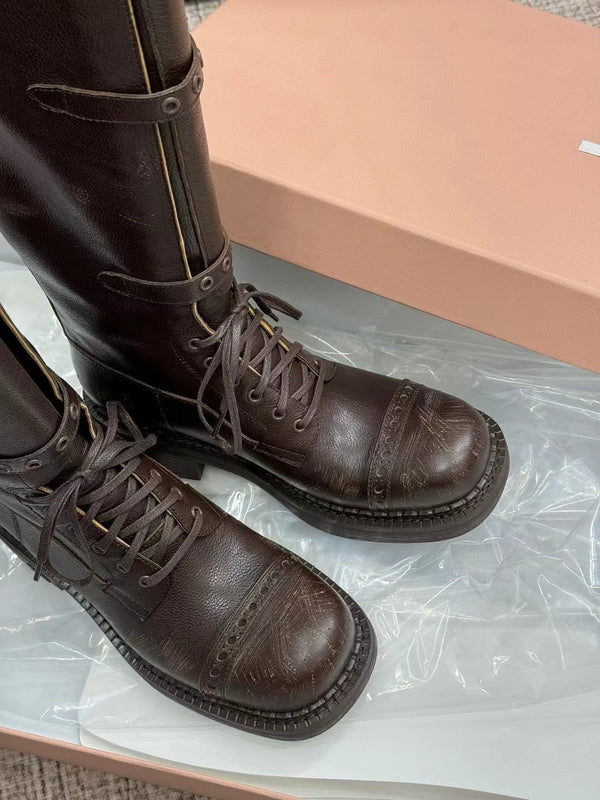 Stivali Miu in pelle di vitello marrone scuro con collo alto