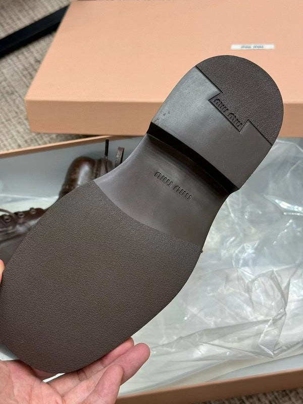 Stivali Miu in pelle di vitello marrone scuro con collo alto