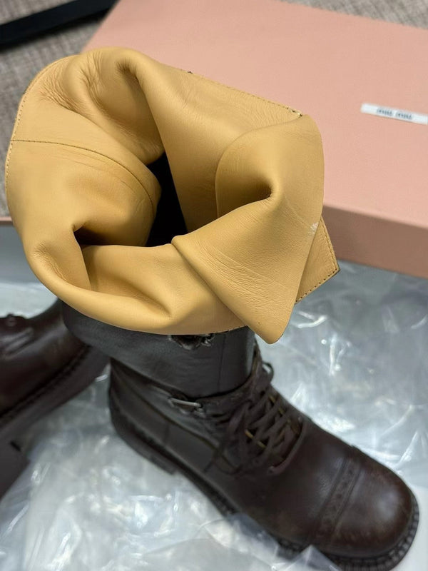 Stivali Miu in pelle di vitello marrone scuro con collo alto