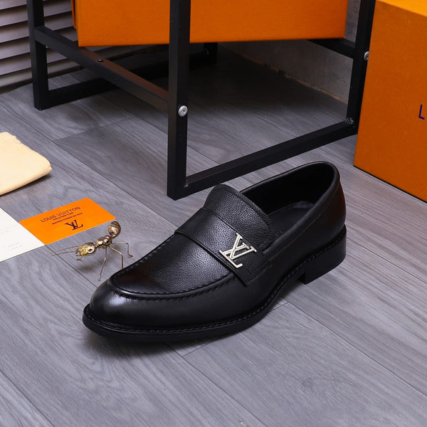 MOCASSINO LV SAINT GERMAIN IN PELLE DI VITELLO GRANULATA NERA CON LOGO ARGENTO