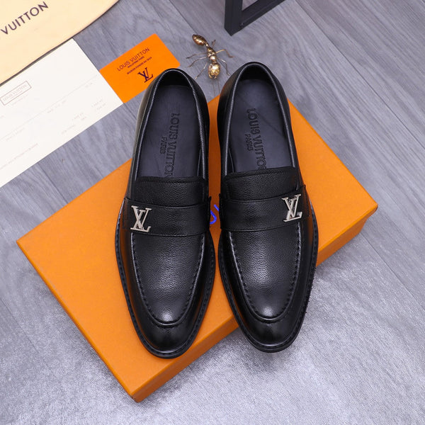 MOCASSINO LV SAINT GERMAIN IN PELLE DI VITELLO GRANULATA NERA CON LOGO ARGENTO
