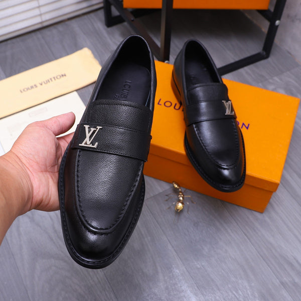 MOCASSINO LV SAINT GERMAIN IN PELLE DI VITELLO GRANULATA NERA CON LOGO ARGENTO