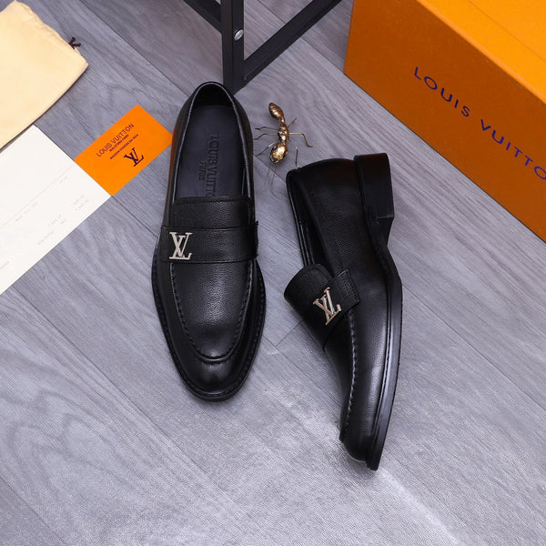 MOCASSINO LV SAINT GERMAIN IN PELLE DI VITELLO GRANULATA NERA CON LOGO ARGENTO